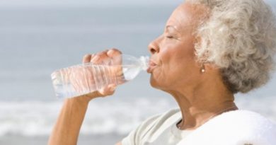 pessoa na terceira idade bebendo agua
