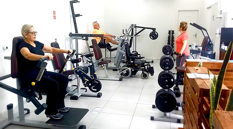 pessoas da terceira idade se exercitando na academia Thera em Campinas